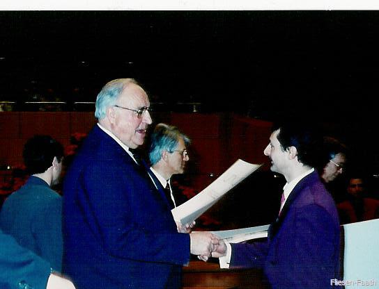 Helmut Kohl bei Übergabe des Meisterbriefes
